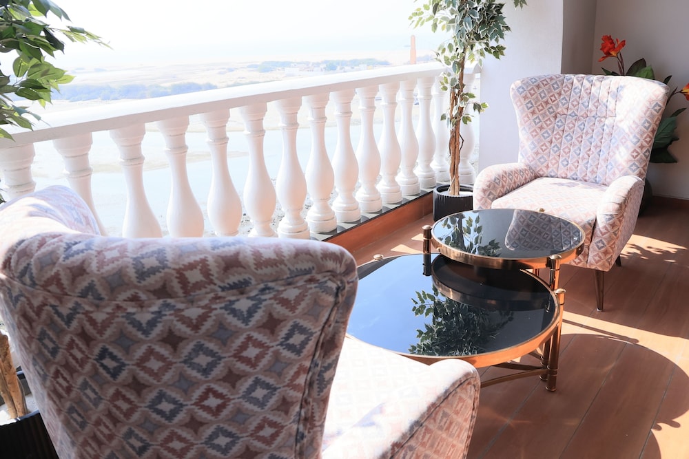 Executive Suite - Photo 3