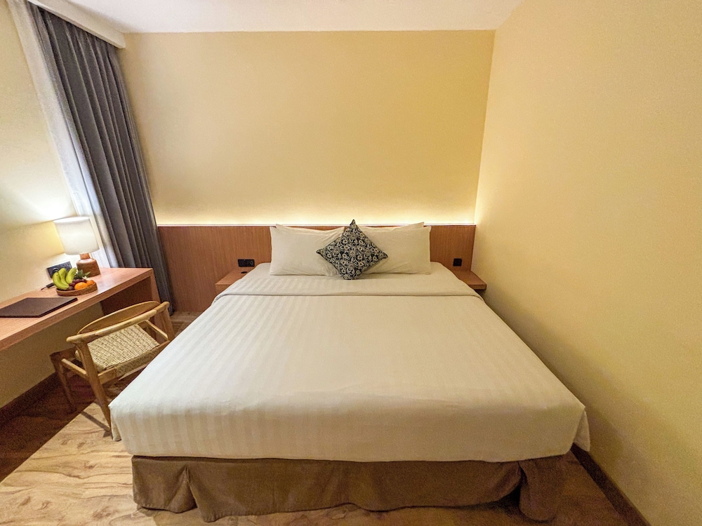 Suite, 1 Bedroom, Balcony - Photo 12