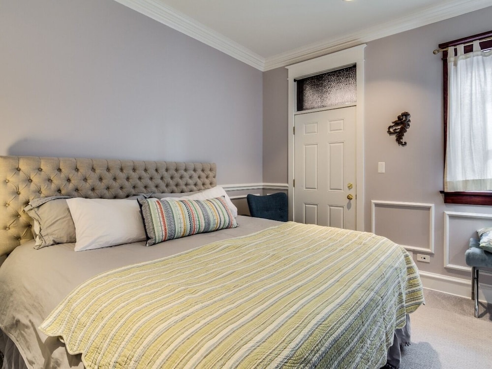 King Room, Courtyard View, 3D
