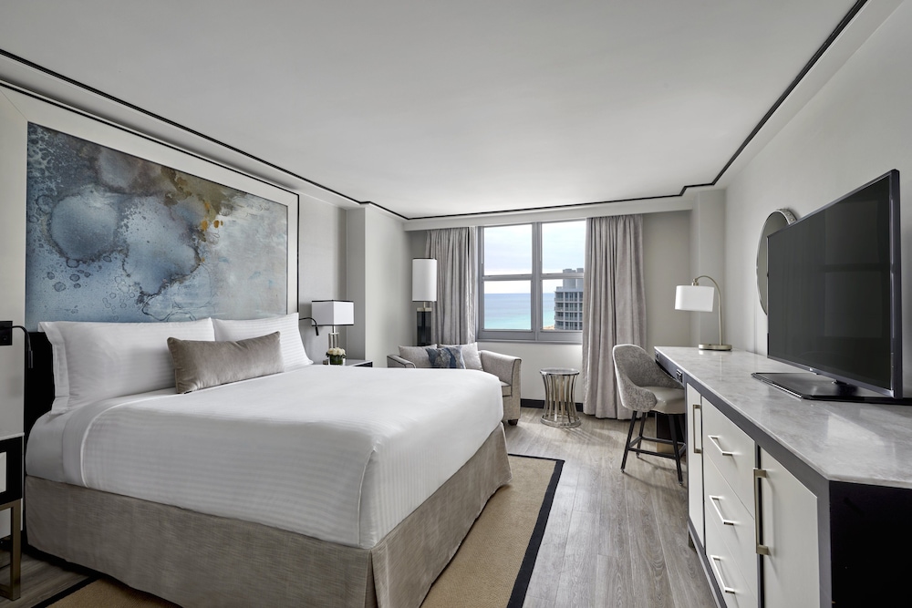 Room, 1 King Bed with Sofa bed, Partial Ocean View - Photo 1