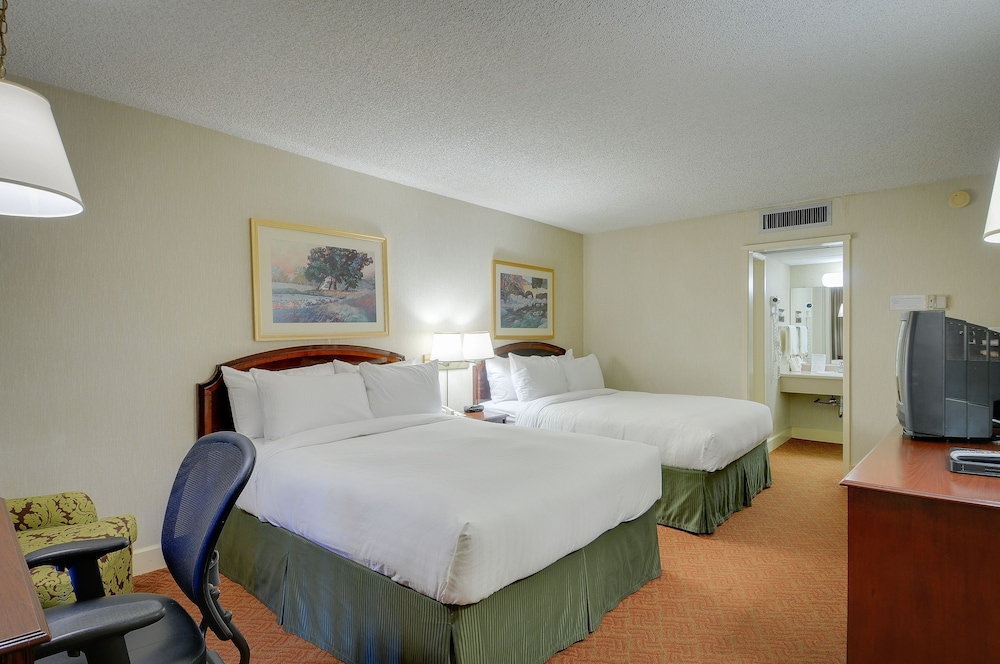 Standard Room, 2 Queen Beds photo 3