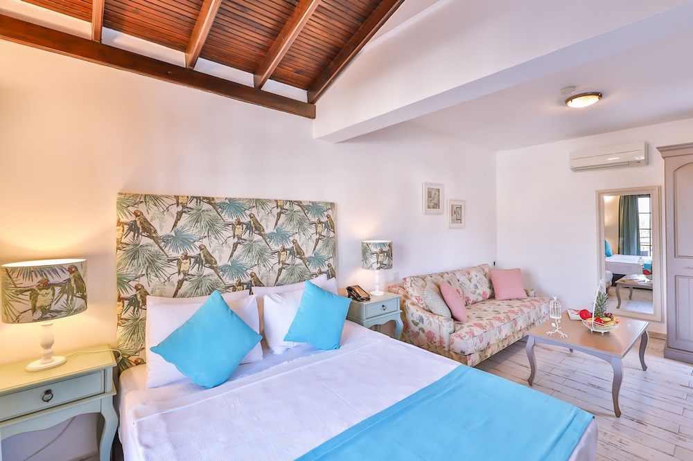 Deluxe Room, Pool View