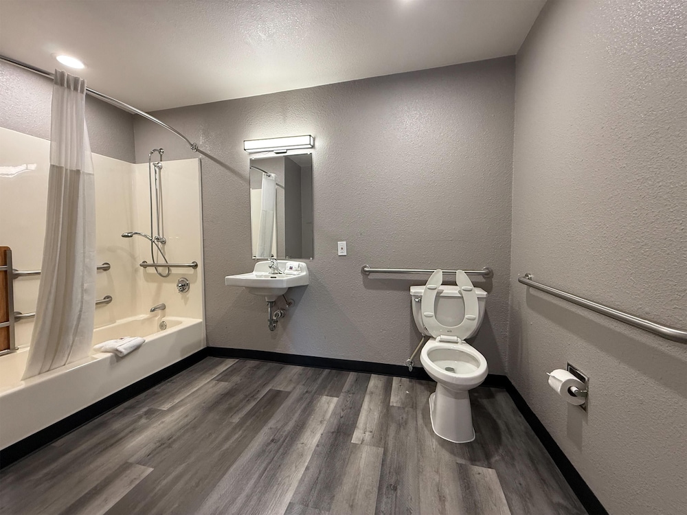 Deluxe Room, 1 Queen Bed, Non Smoking, Refrigerator & Microwave