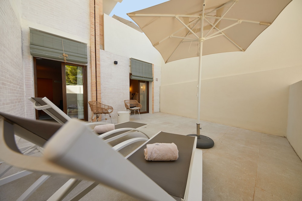 Suite, Patio thumbnail 6