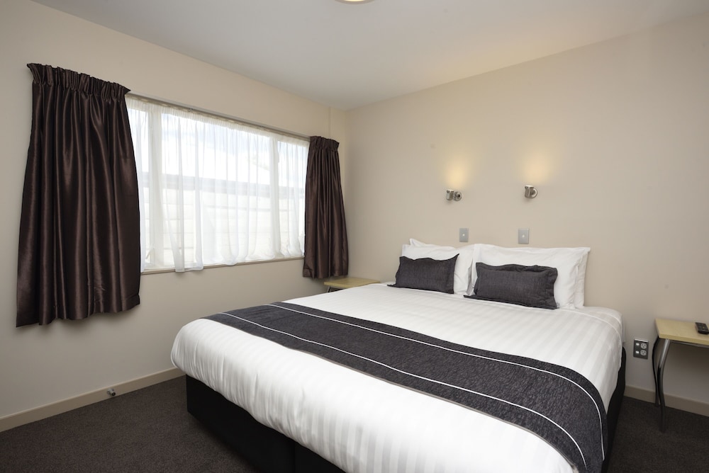 One Bedroom Standard Suite photo 1