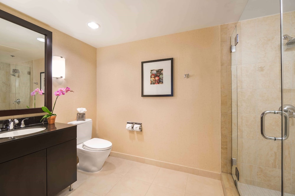 Room, 1 King Bed, Accessible (Tub) thumbnail 5