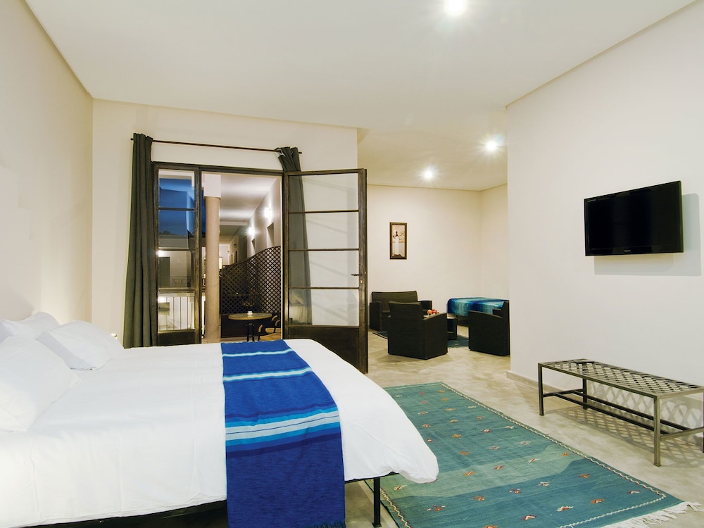 Suite - Photo 1