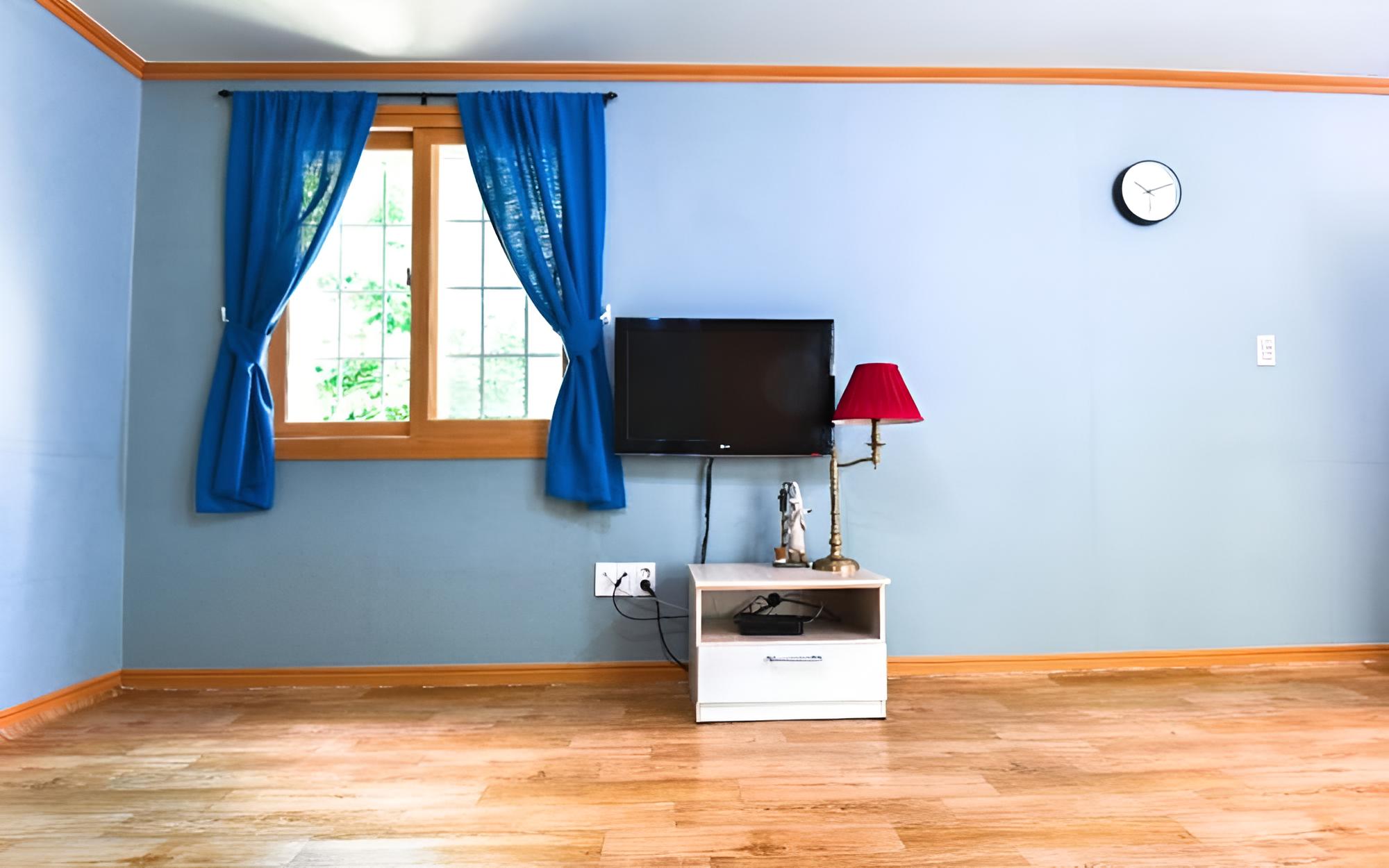 Room (WOOD WITH TREE) photo 2