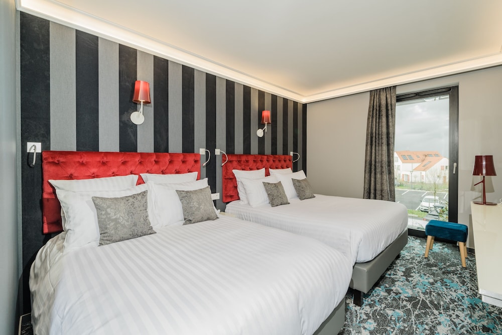 Room, 2 Double Beds - Photo 6