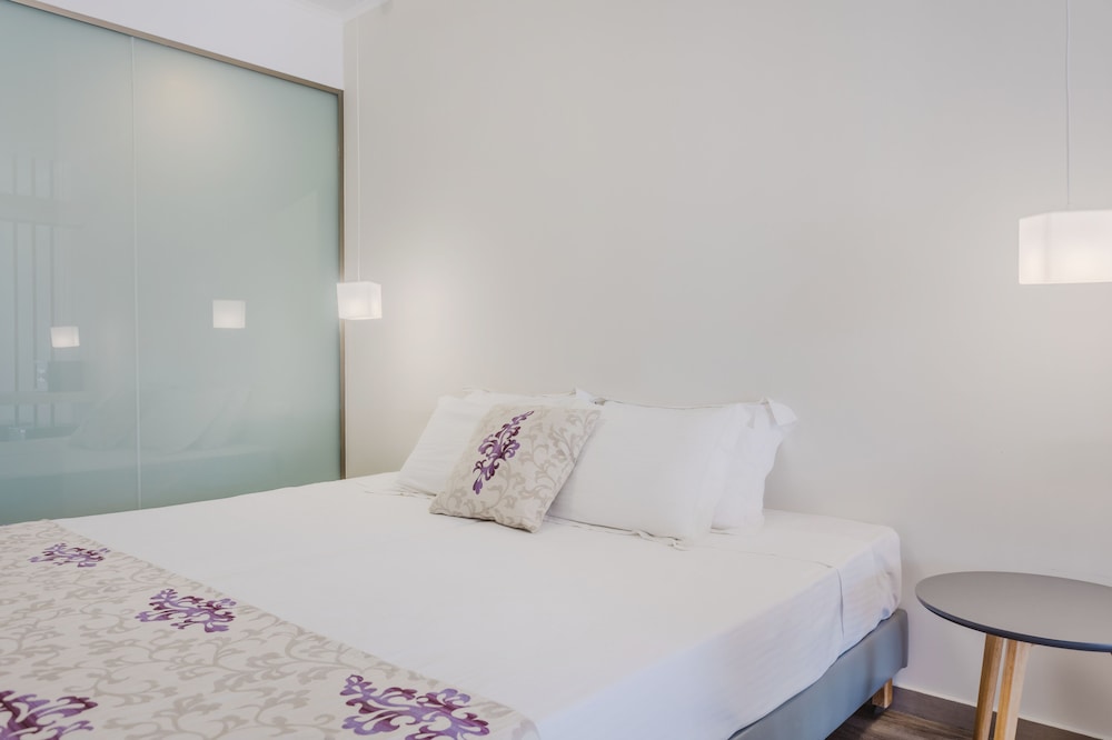 Deluxe Studio Suite, Balcony, Pool View photo 3