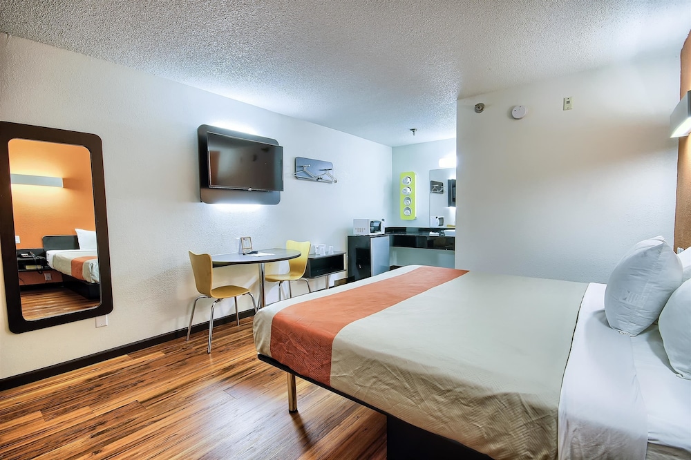 Standard Room, 2 Double Beds, Non Smoking - Photo 6