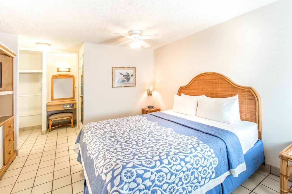 Room, 1 Queen Bed, Non Smoking, Partial Ocean View - Photo 7