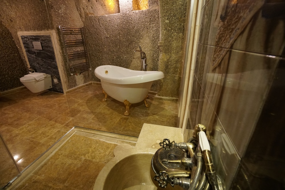 Queen Suite - Photo 10