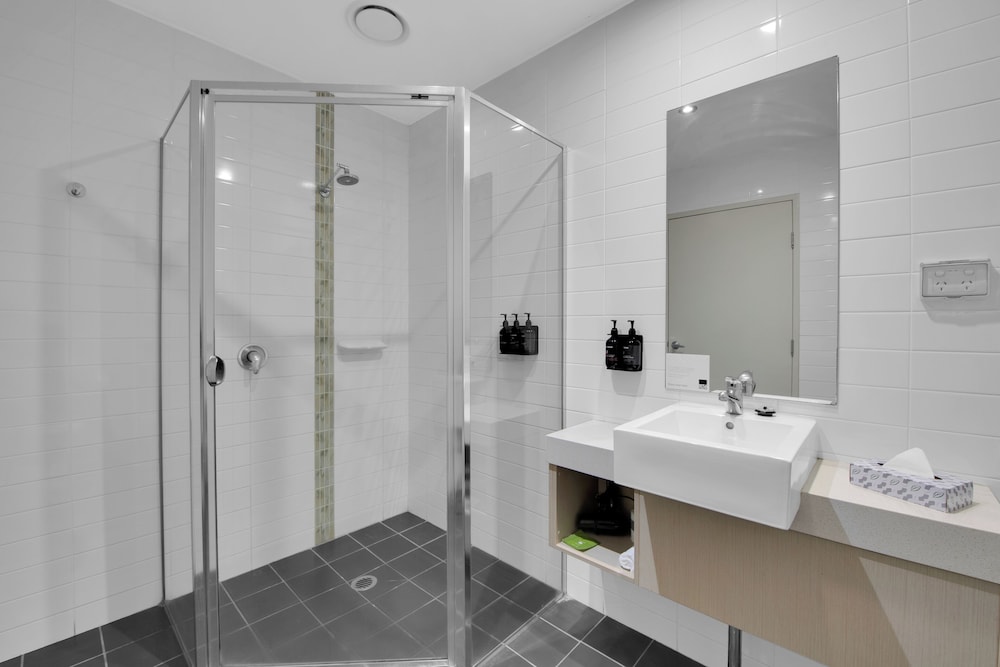 Deluxe King Room (Pet Friendly) - Photo 7