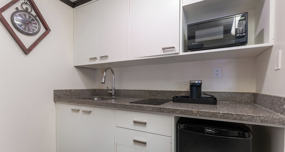 Signature Suite, 1 King Bed, Kitchenette, Ocean View photo 2