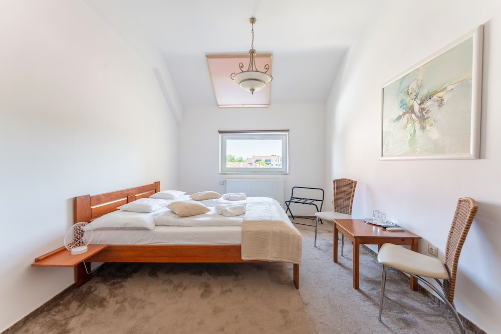 Standard Double or Twin Room, Courtyard View photo 3