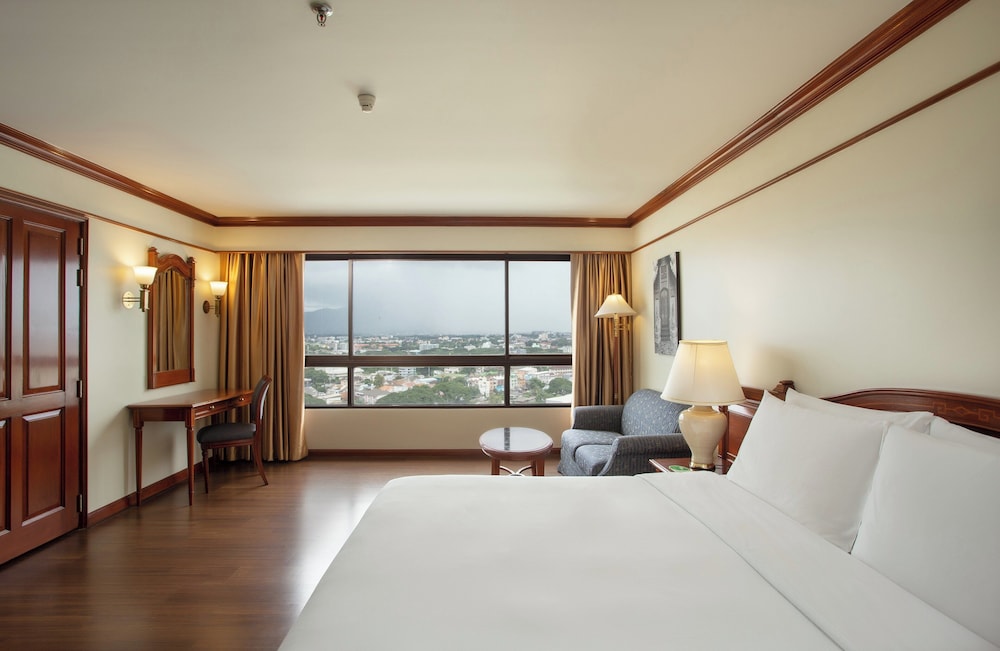 Premier Room, 1 King Bed - Photo 4