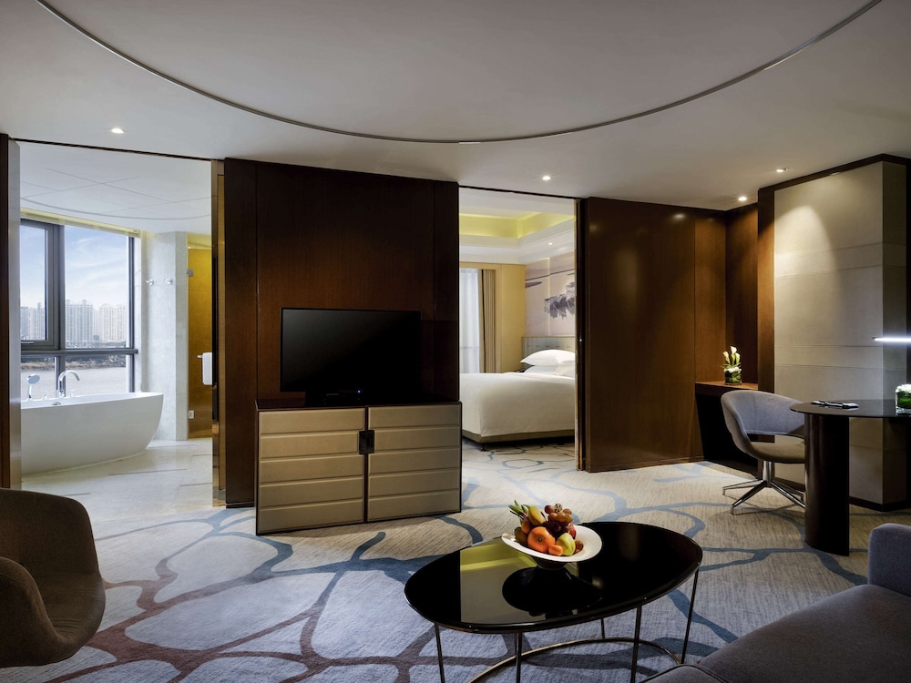 Deluxe Suite, 1 King Bed, Club Lounge Access, River View photo 2
