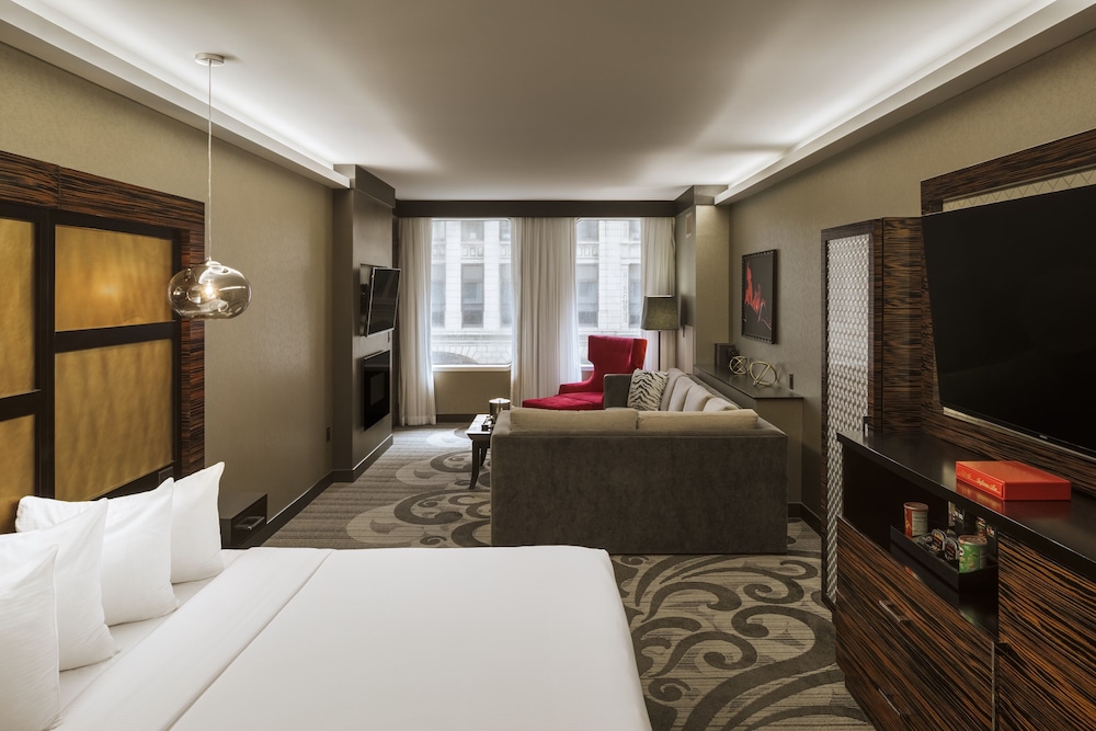 Suite, 1 King Bed with Sofa bed, City View (Mobility Accessible, Roll-in Shower) photo 3