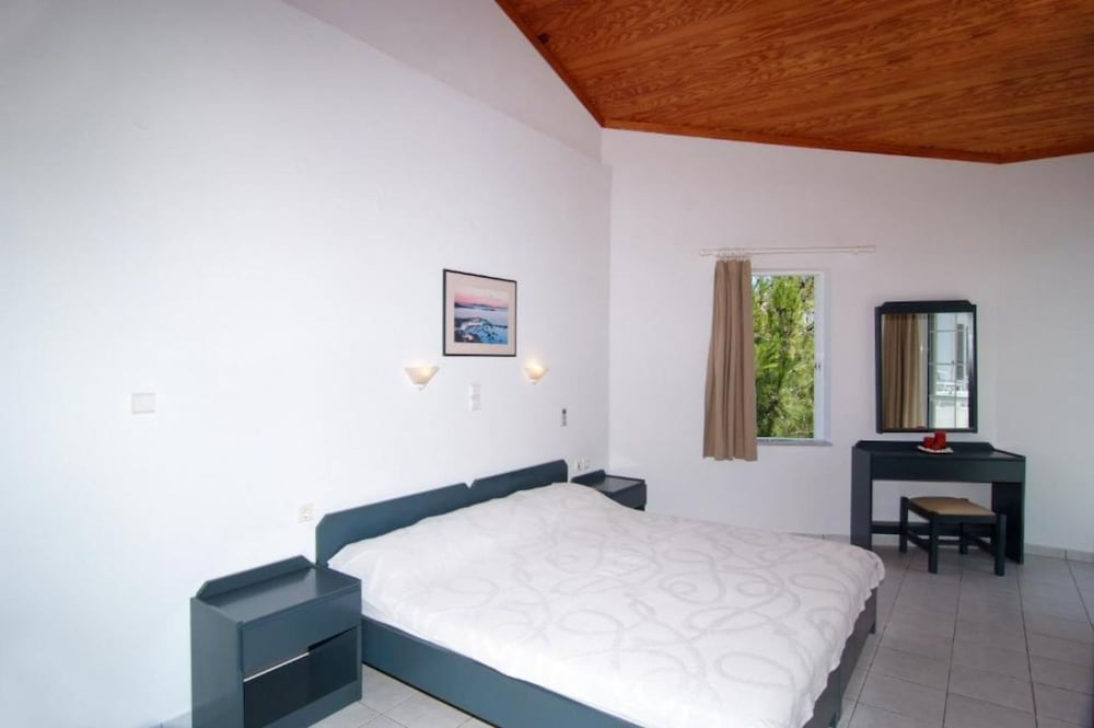 Deluxe Apartment, Pool View photo 2