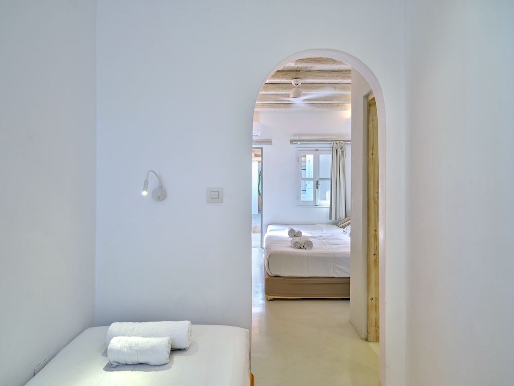 Premium Quadruple Room, Courtyard View - Photo 8