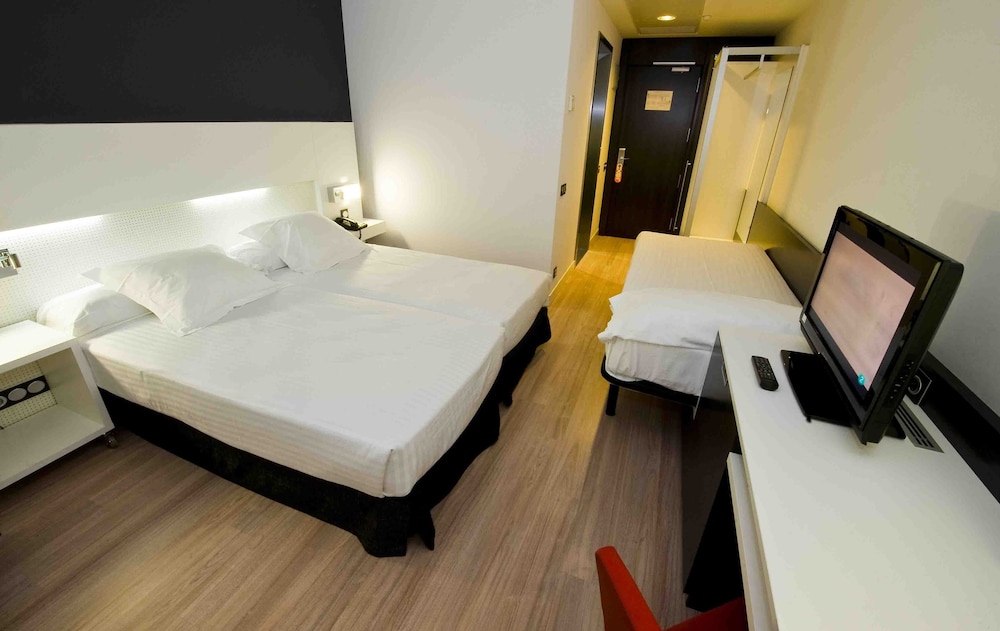 Standard Room, 3 Twin Beds photo 2