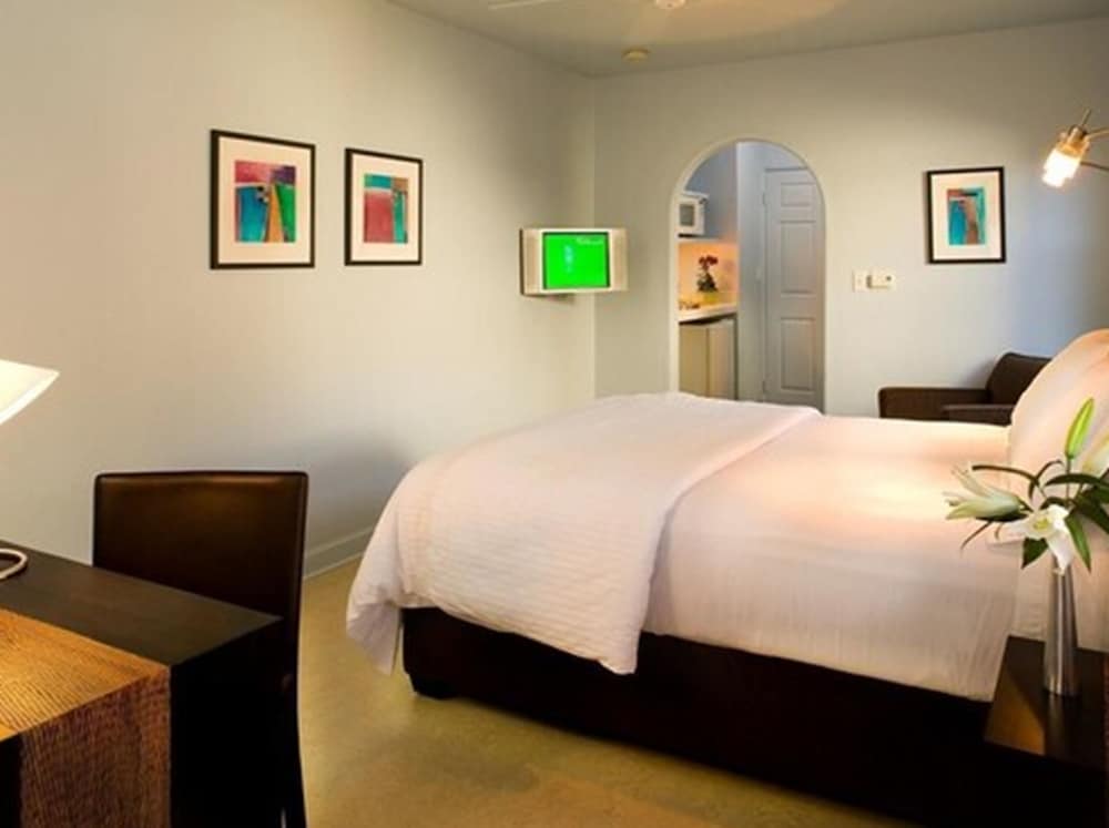 Basic Room, 1 Queen Bed - Photo 1