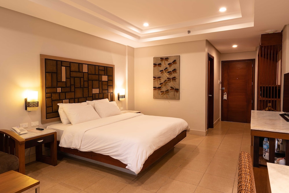 Deluxe Double Room, 1 King Bed, Non Smoking, Pool View
