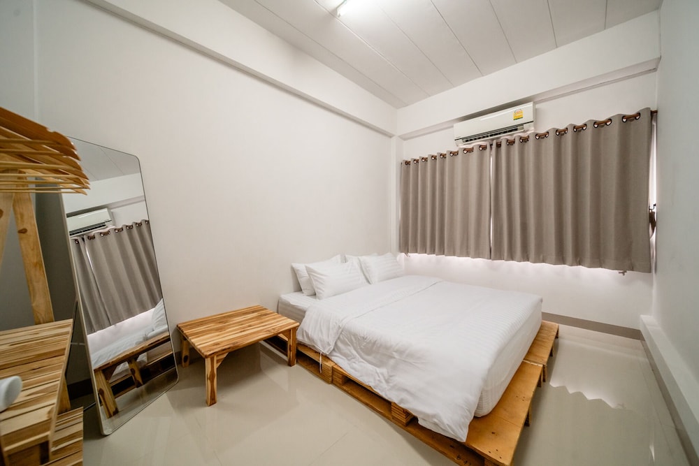 Standard Double Room, 1 King Bed - Photo 5