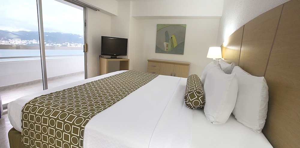 Junior Suite, 1 King Bed, Balcony, Partial Ocean View - Photo 5
