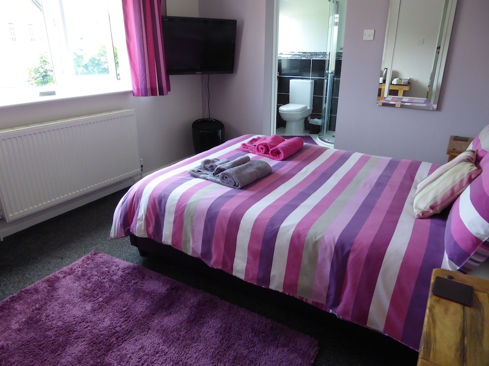 Double Room, Private Bathroom (Emmbrook ) photo 1