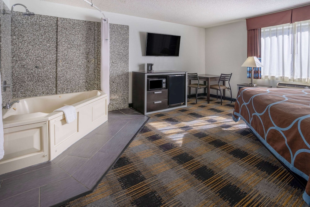Suite, 1 King Bed, Non Smoking - Photo 2