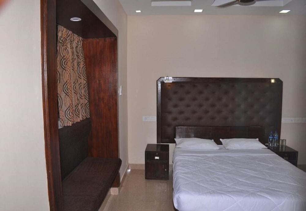 Deluxe Room - Photo 5