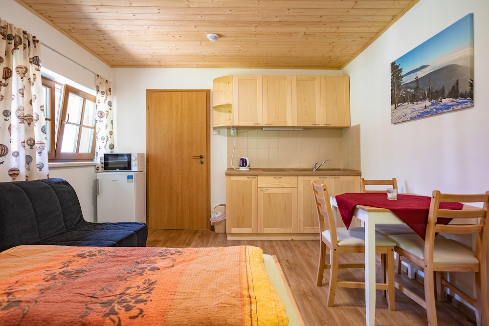 Studio (Apt 16)