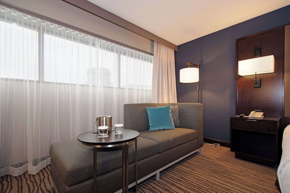 Suite, 1 King Bed (Connector, Views of EWR Runway & Port) photo 3