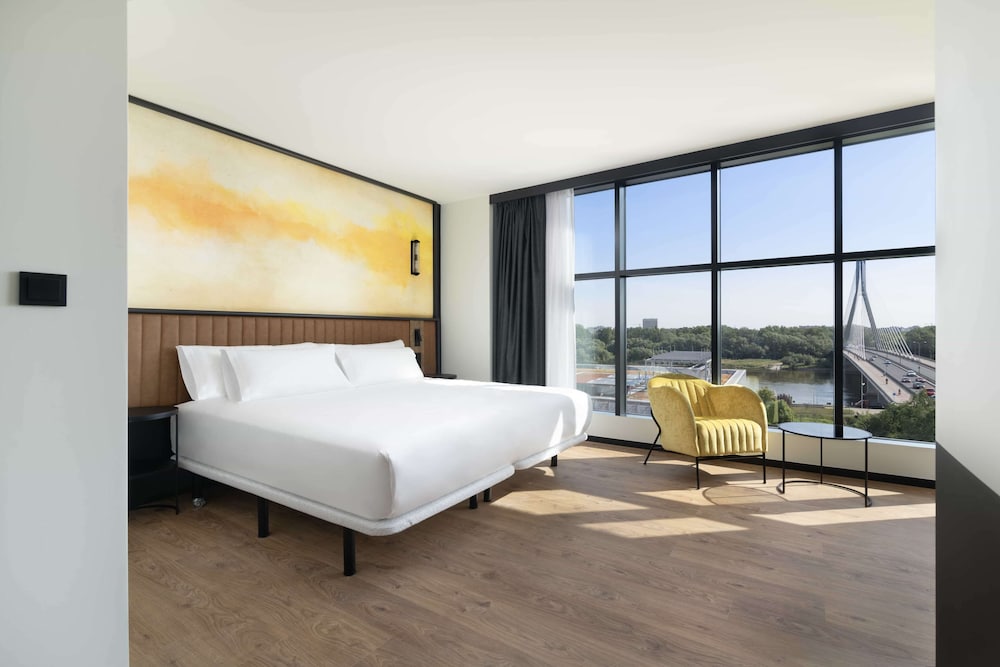 Deluxe with View - Photo 1