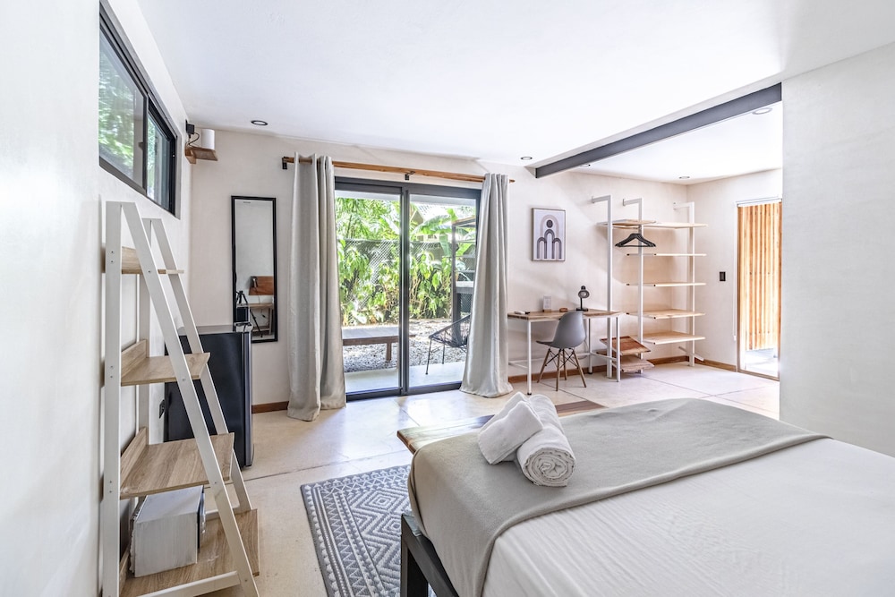 Standard Twin Room (#7)
