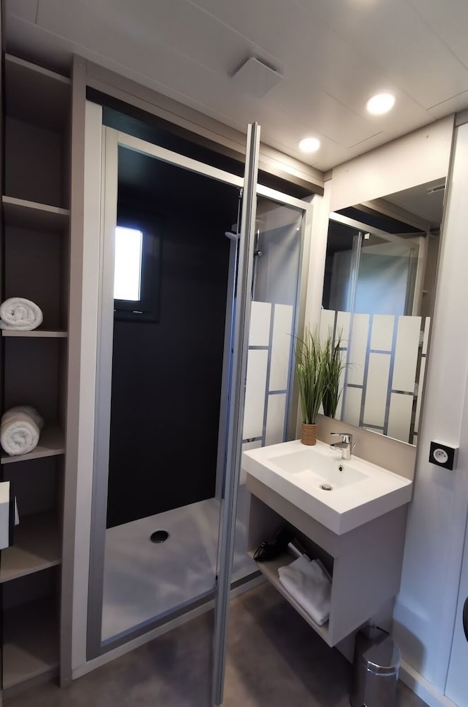 Premium Suite, 1 Queen Bed, Hot Tub, Mountain View - Photo 8