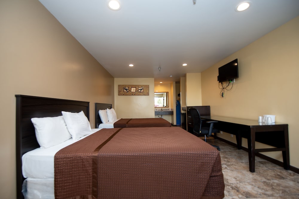 Classic Double Room, 2 Queen Beds photo 3