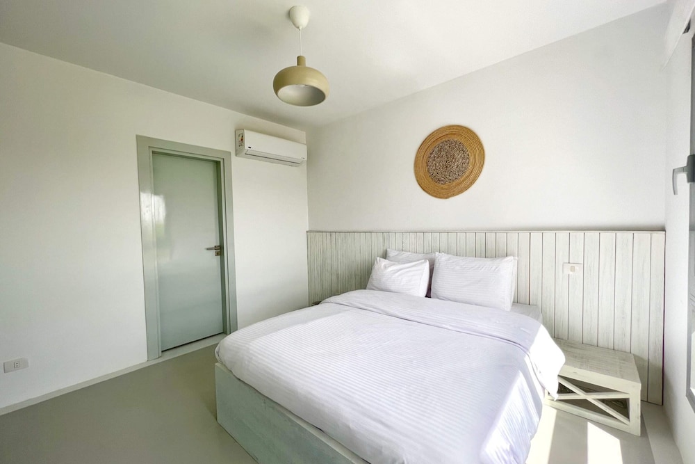 Basic Apartment photo 2