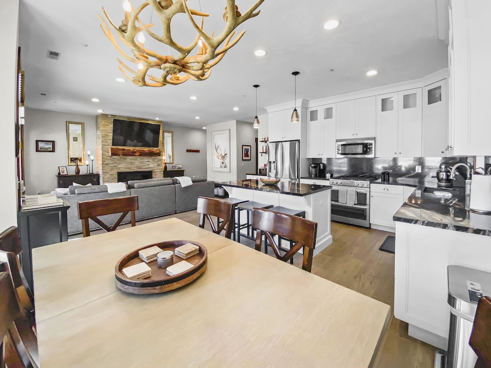 Condo, 2 Bedrooms