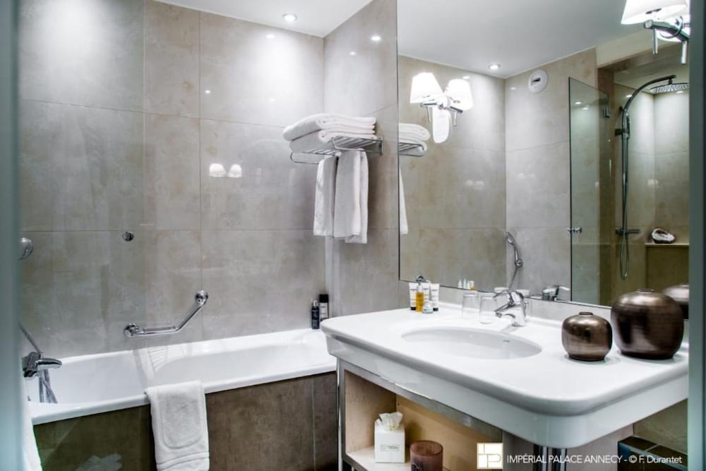 Prestige Lake Room with balcony with spa access on reservation thumbnail 5