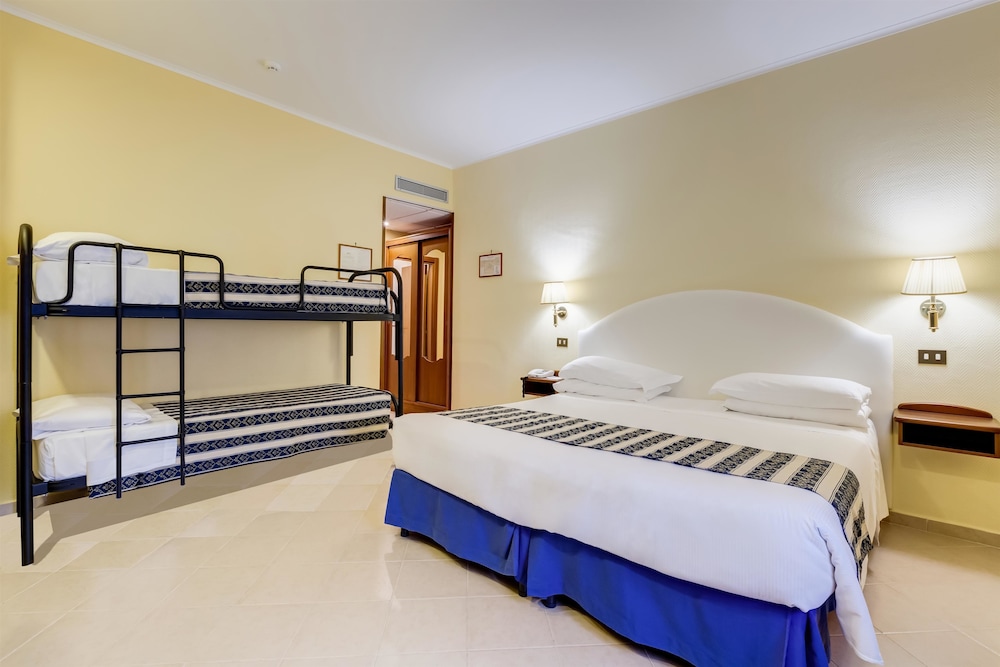 Economy Room, 1 Queen Bed (Bunk beds) - Photo 2