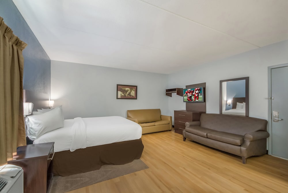 Suite, 1 King Bed, Non Smoking - Photo 3