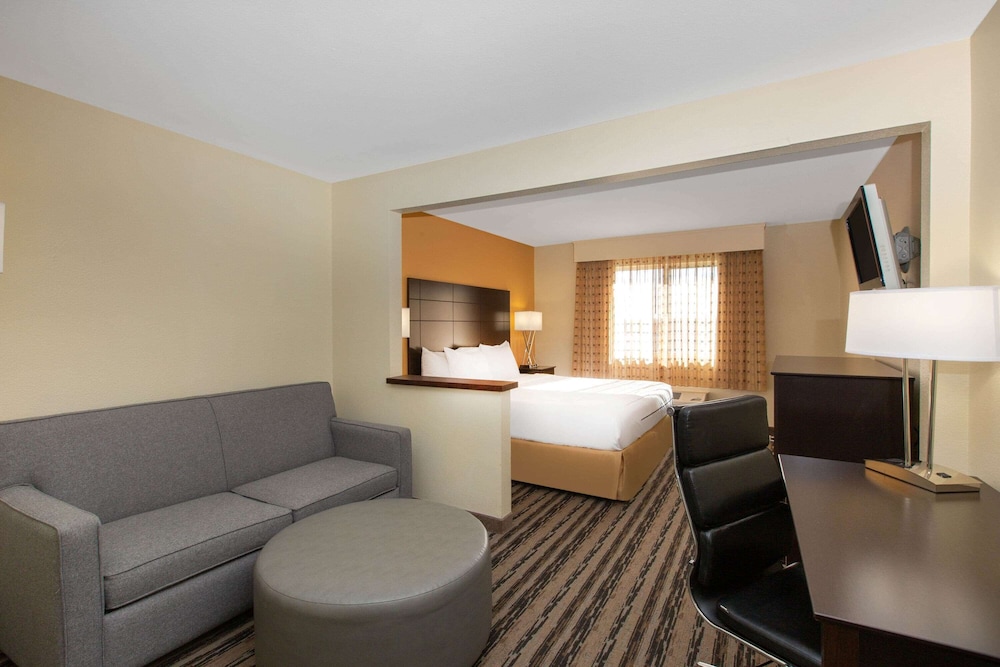 Suite, 1 King Bed, Non Smoking - Photo 3