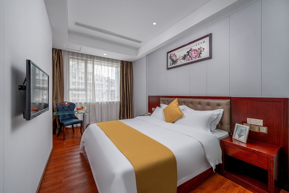 Superior Room, 1 King Bed photo 1