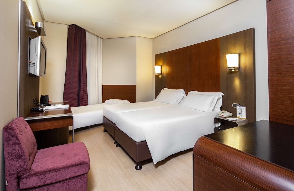 Standard Room, Multiple Beds - Photo 1
