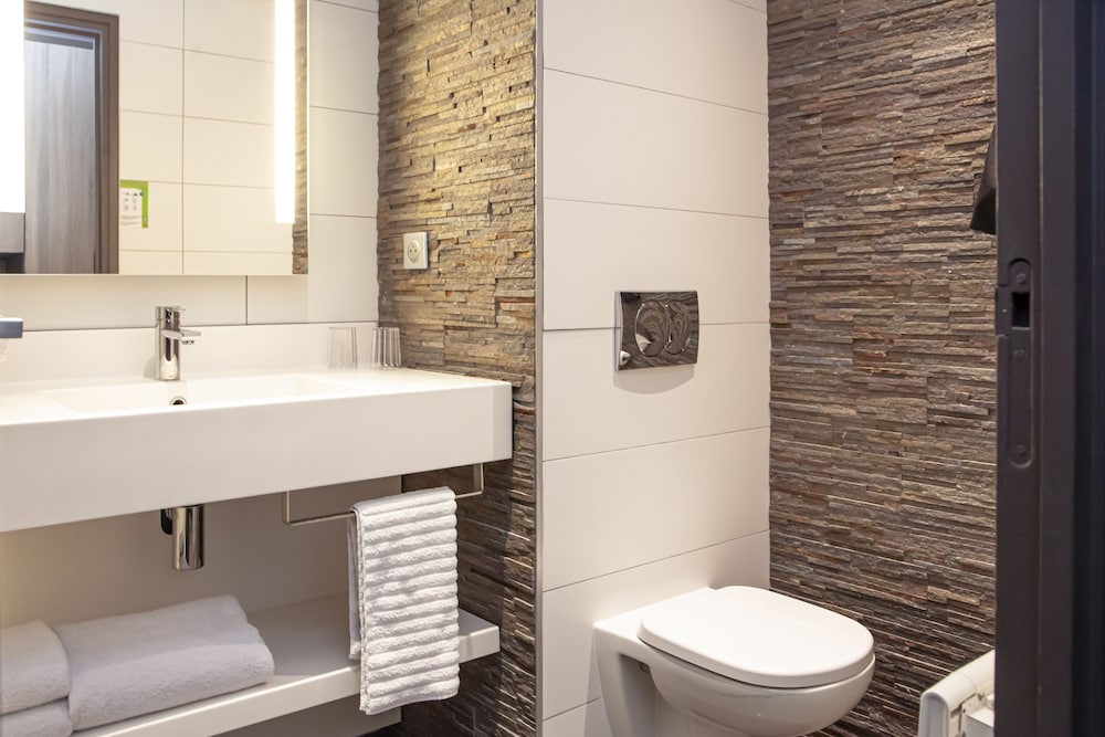 Comfort Double Room, 1 King Bed, Private Bathroom, Garden View photo 2