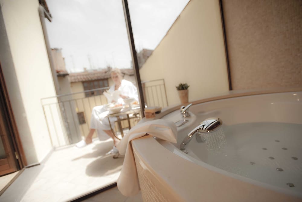 Luxury Suite, 1 Double Bed (Jacuzzi) thumbnail 5
