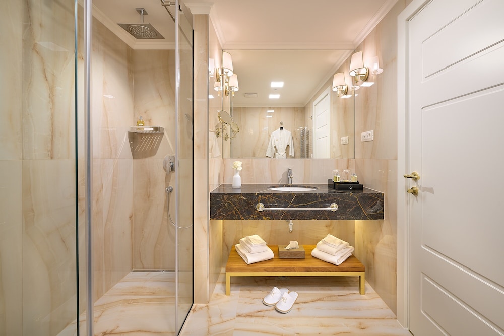 Premium Double or Twin Room, 1 Double Bed, Balcony, Sea front - Photo 9